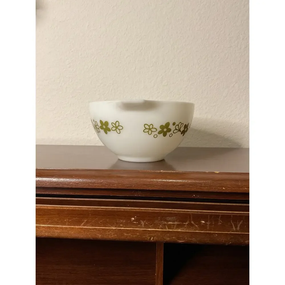Vintage Pyrex crazy daisy spring blossom 441 1.5 pt white Cinderella mixing bowl